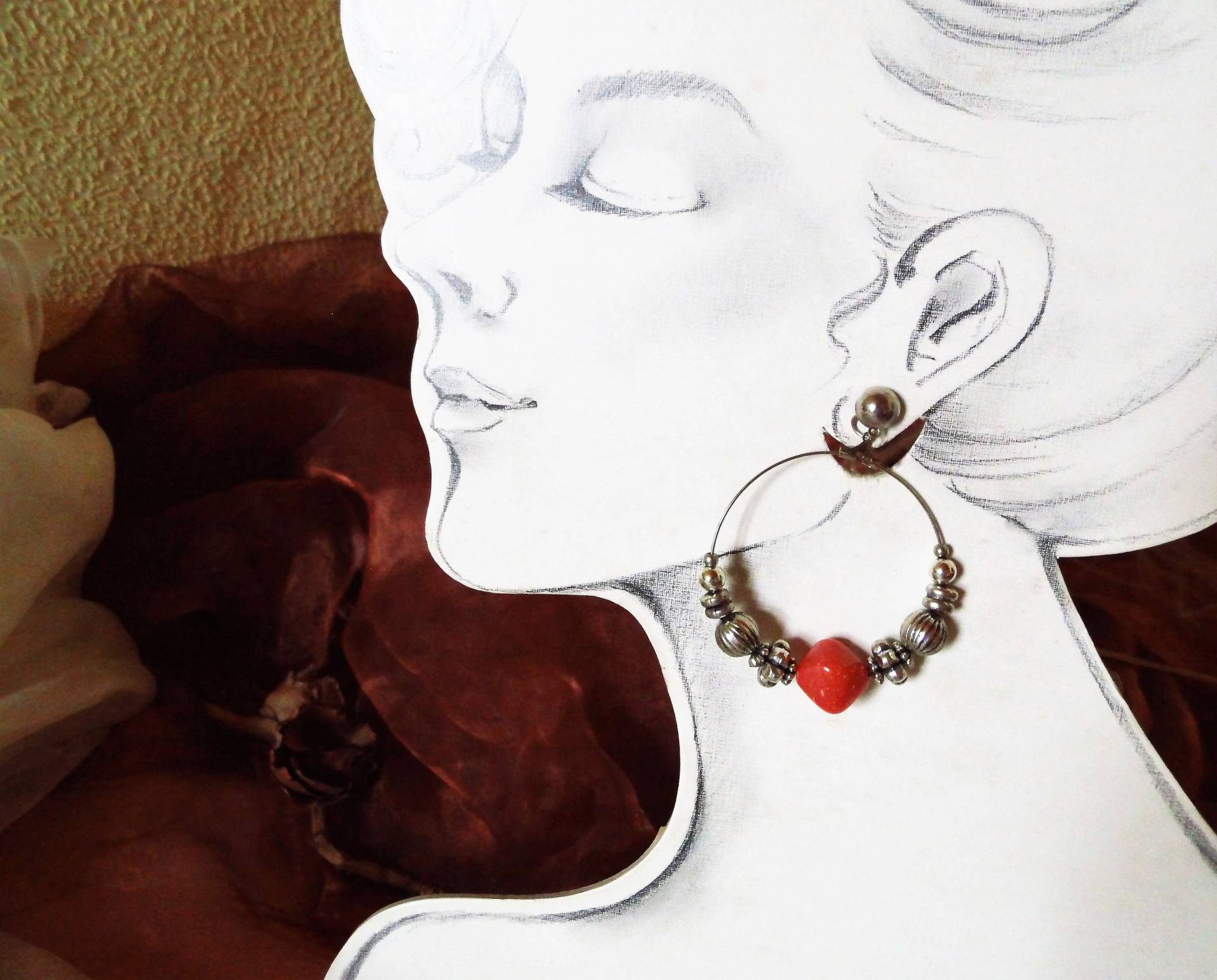 Große Creolen Silberfarben Mit Bunter Perle, Geschenk Frauen, Hängecreolen Der 80Er Jahre, Art 613354260 von goldknoepfchen