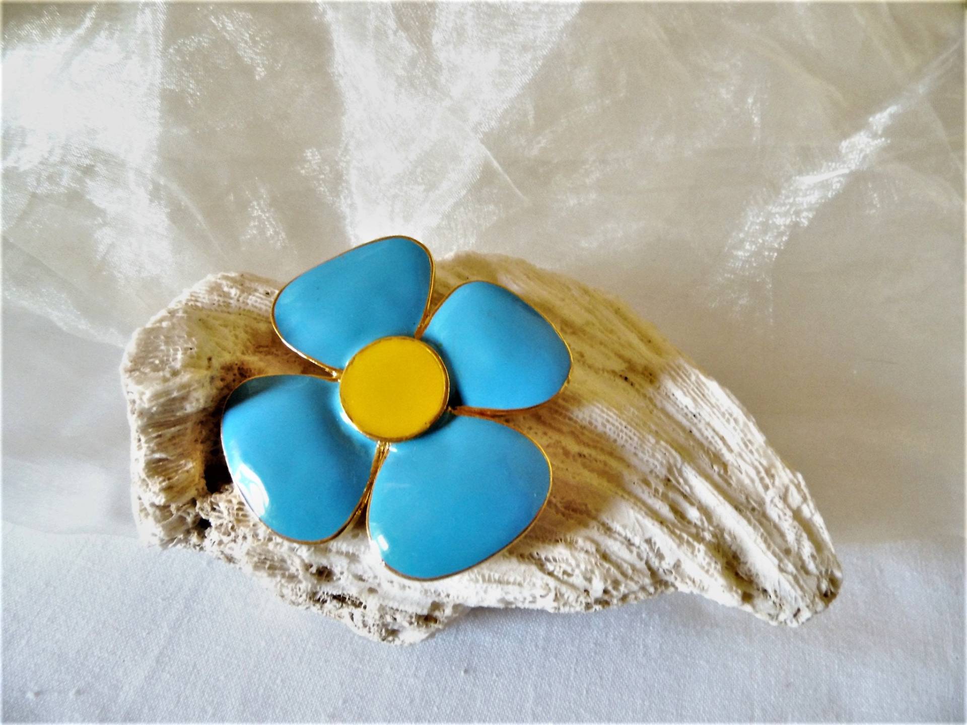 Große Emallierte Brosche Blüte, Anstecker Gelb, Orange Oder Türkisblau Aus Den 80Ern, Geschenk Frauen, Art 636057335 Große Emallierte Brosche Blüte, Anstecker Gelb, Orange Oder Türkisblau Aus Den 80Ern, Geschenk Frauen, Art 636057335 von goldknoepfchen