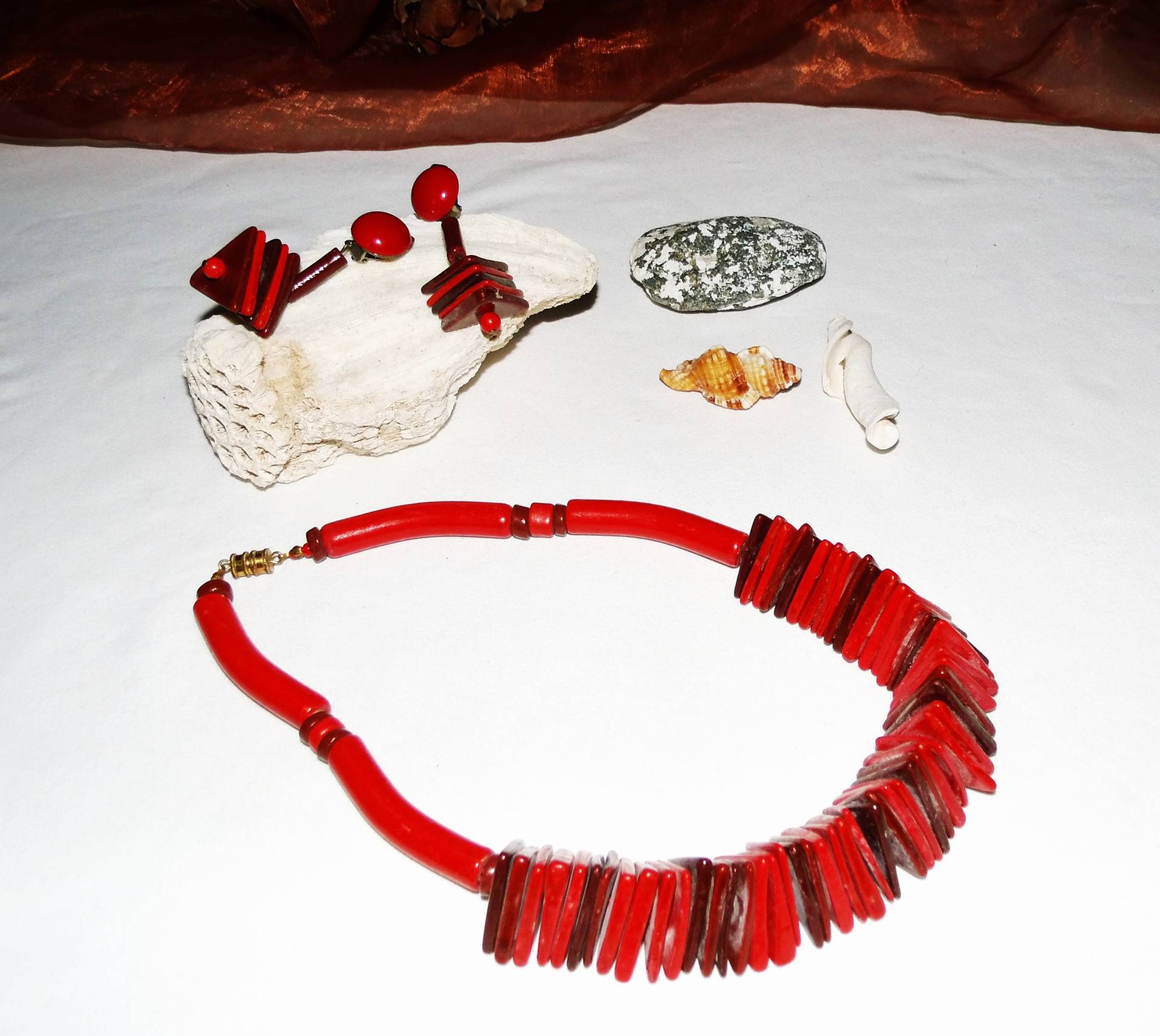 Kette & Ohrclip Holz in Rot/Braun, Farbiger Extravaganter Holzschmuck, Geschenk Frauen, Modeschmuckset 80Er Jahre, Art 613352524 von goldknoepfchen