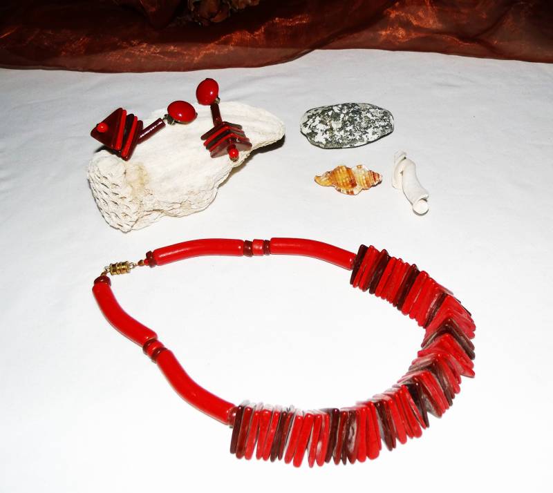 Kette & Ohrclip Holz in Rot/Braun, Farbiger Extravaganter Holzschmuck, Geschenk Frauen, Modeschmuckset 80Er Jahre, Art 613352524 von goldknoepfchen