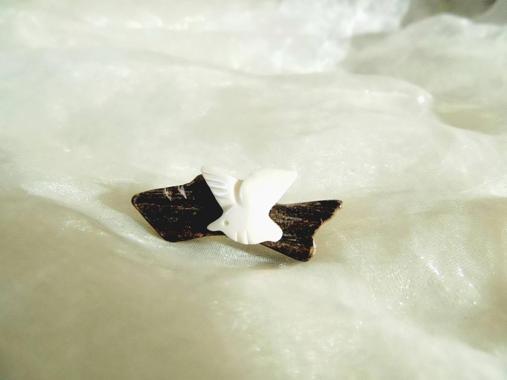 Kleine Holzfarbene Brosche Mit Weißem Vogel Aus Den 70Er Jahren Für Frauen, Art 613353896 Kleine Holzfarbene Brosche Mit Weißem Vogel Aus Den 70Er Jahren Für Frauen, Art 613353896 von goldknoepfchen
