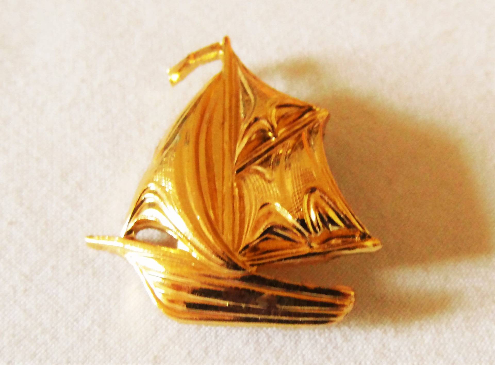 Kleine Leichte Brosche Segelschiff Für Wassersportler, Geschenk Bootsfreunde Segler Aus Den 80Er Jahren, Art 627192451 von goldknoepfchen
