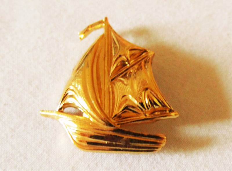 Kleine Leichte Brosche Segelschiff Für Wassersportler, Geschenk Bootsfreunde Segler Aus Den 80Er Jahren, Art 627192451 von goldknoepfchen