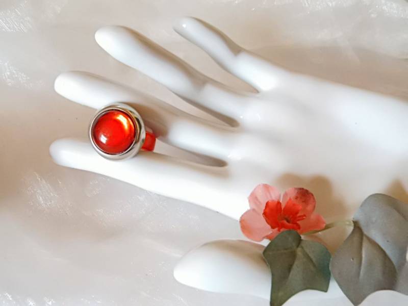 Klobiger Kunststoffring, Roter Ring Mit Silberfarbenen Rand 80Er Jahre Für Karneval Bühne, Auch Als Tuchhalter Geeignet, Art 788251549 von goldknoepfchen