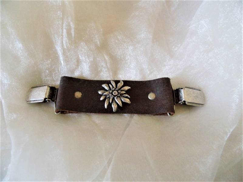 Lederraffer Für Trachtenhemden Mit Silberfarbenen Clips, Lederhosen, Trachtenschmuck Aus Den 70Er Jahren, Geschenk Unisex, Art 613353828 Lederraffer Für Trachtenhemden Mit Silberfarbenen Clips, Lederhosen, Trachtenschmuck Aus Den 70Er Jahren, Geschenk Unisex, Art 613353828 von goldknoepfchen