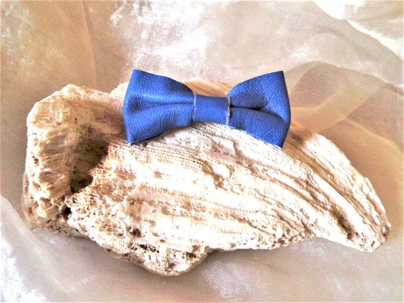 Lederschleife Als Anstecker, 6 Verschiedenen Farben, Lederschmuck, Accessoire Zum Nähen + Gestalten, Kleine Brosche, Art 658031935 von goldknoepfchen