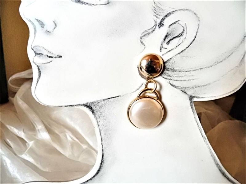 Leichte Runde Glänzend Goldfarbene Ohrclips Mit Perle O.matt Hängend Cabachon Der 70Er Jahre, Geschenk Für Frauen, Art 837720913 von goldknoepfchen