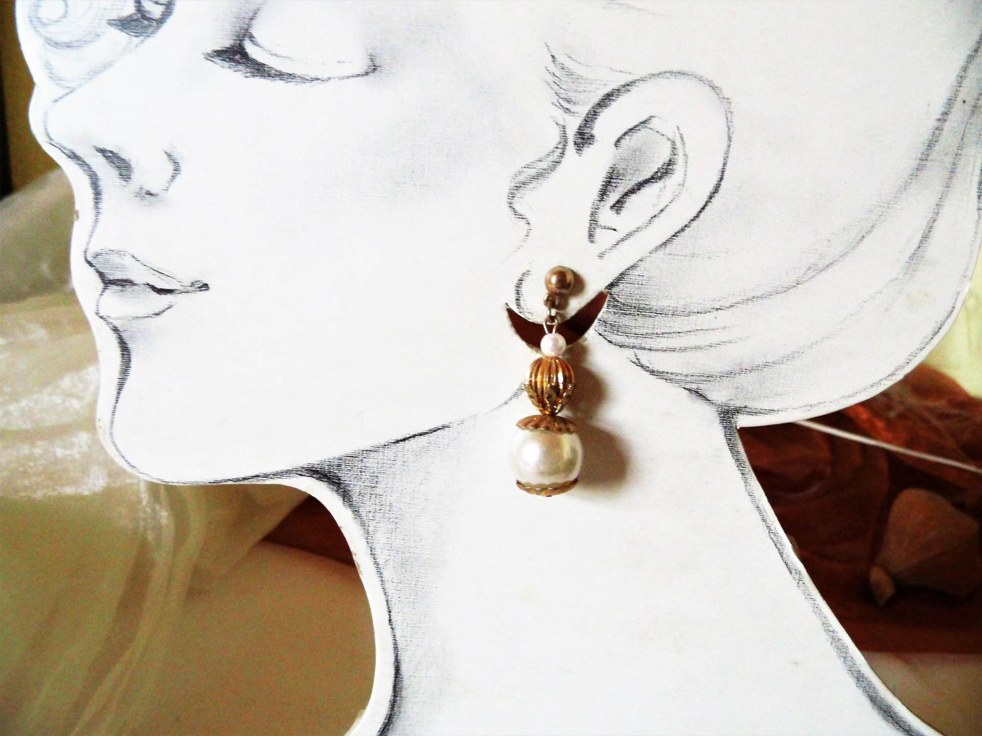 Ohrringe Mit Weißen Perlenkugeln Der 70Er, Geschenk Für Frauen, Zur Hochzeit Valentinstag Geburtstag, Art 627192623 von goldknoepfchen