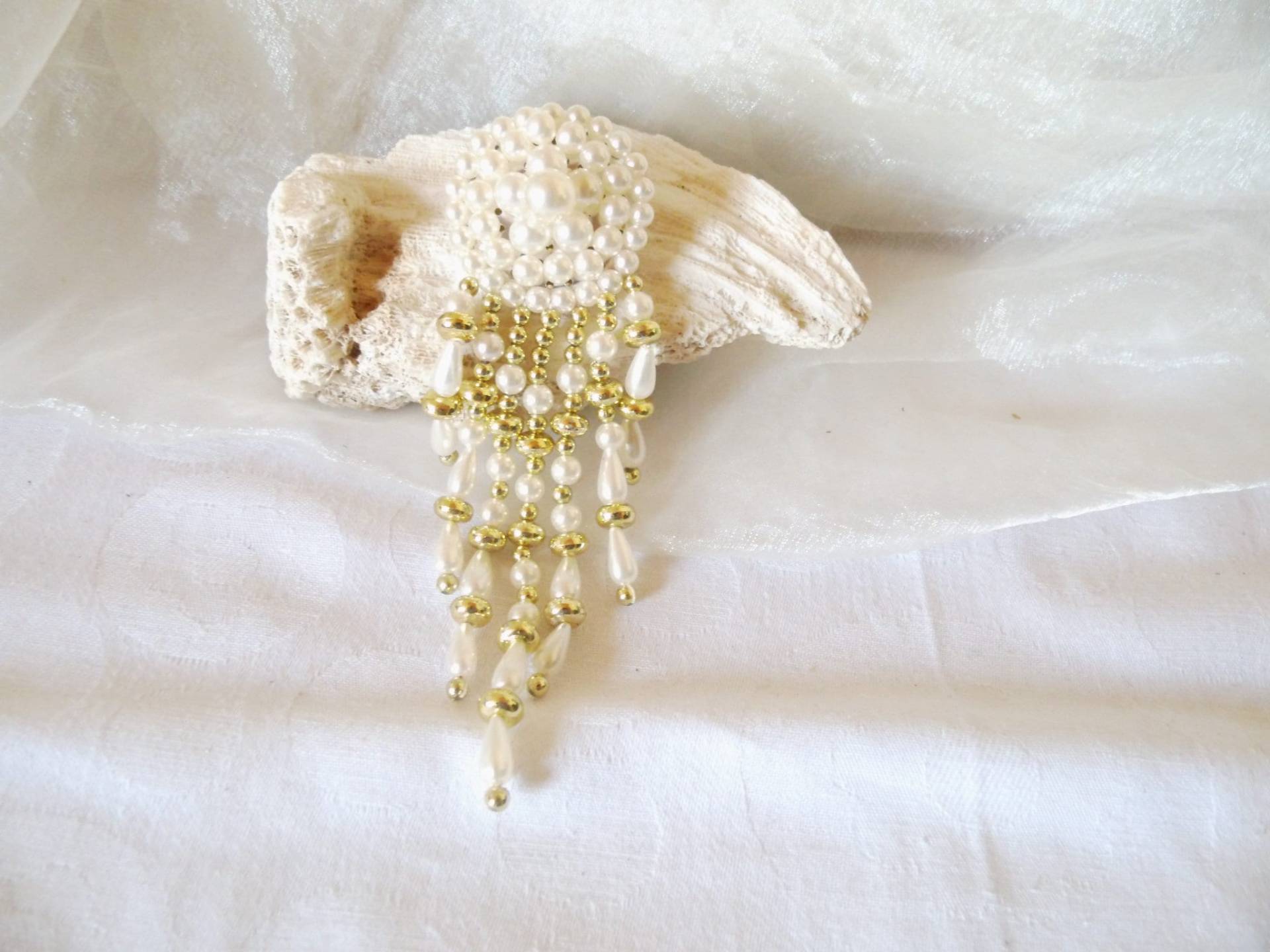 Pompöse Glamouröse Runde Brosche Aus Perlen Mit 7 Perlensträngen in 3 Farbtönen, Geschenk Für Frauen Zur Hochzeit Feste, Art 613352004 von goldknoepfchen