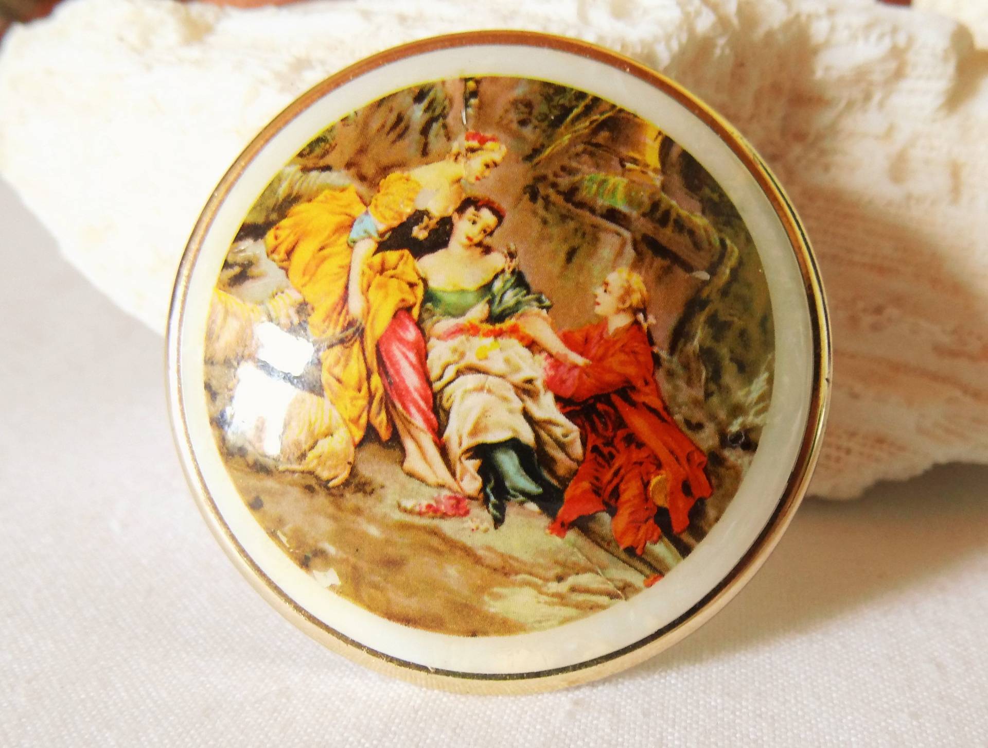 Runde Brosche Mit Rokokomotiv Vintage Aus Den 80Er Jahren Geschenk Für Schloßfeste, Art 613353086 Runde Brosche Mit Rokokomotiv Vintage Aus Den 80Er Jahren Geschenk Für Schloßfeste, Art 613353086 von goldknoepfchen