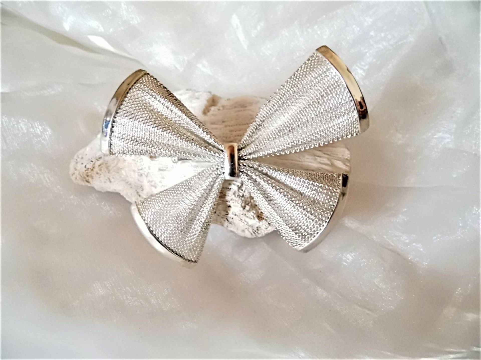 Schleife Gold-Oder Silberfarben Als Brosche, Schicker Anstecker 80Er, Boho, Elegante Opulente Klobige Geschenk Frauen, Art 844129244 Schleife Gold-Oder Silberfarben Als Brosche, Schicker Anstecker 80Er, Boho, Elegante Opulente Klobige Geschenk Frauen, Art 844129244 von goldknoepfchen