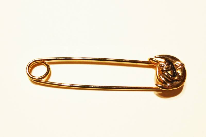 Schließbrosche Frosch Im Mond Silber - O. Goldfarben, 80Er Jahre, Geschenk Für Frauen, Anstecker, Brosche, Anstecknadel, Art 613351726 von goldknoepfchen