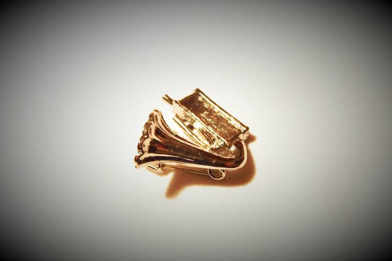 Sehr Kleine Silberfarbene Brosche Grammophon, Geschenk Für Musikfans Unisex Aus Den 80Er Jahren, Art 613352244 Sehr Kleine Silberfarbene Brosche Grammophon, Geschenk Für Musikfans Unisex Aus Den 80Er Jahren, Art 613352244 von goldknoepfchen
