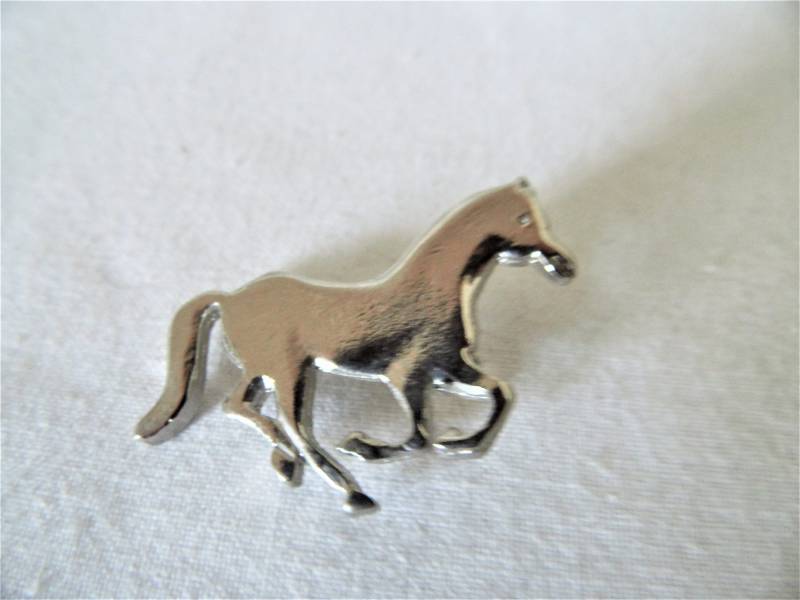 Silberfarbene Brosche Kleines Pferd Der 80Er Jahre, Geschenk Für Pferdeliebhaber, Art 627192291 Silberfarbene Brosche Kleines Pferd Der 80Er Jahre, Geschenk Für Pferdeliebhaber, Art 627192291 von goldknoepfchen
