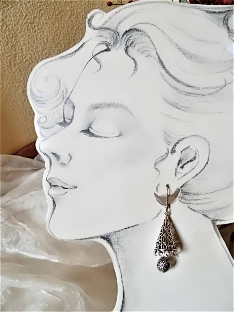 Silberfarbene Ohrringe in Tütenform Mit Anhängender Kugel, Geschenk Frauen, Attraktive Extravagante 80Er Jahre, Art 1176246441 von goldknoepfchen