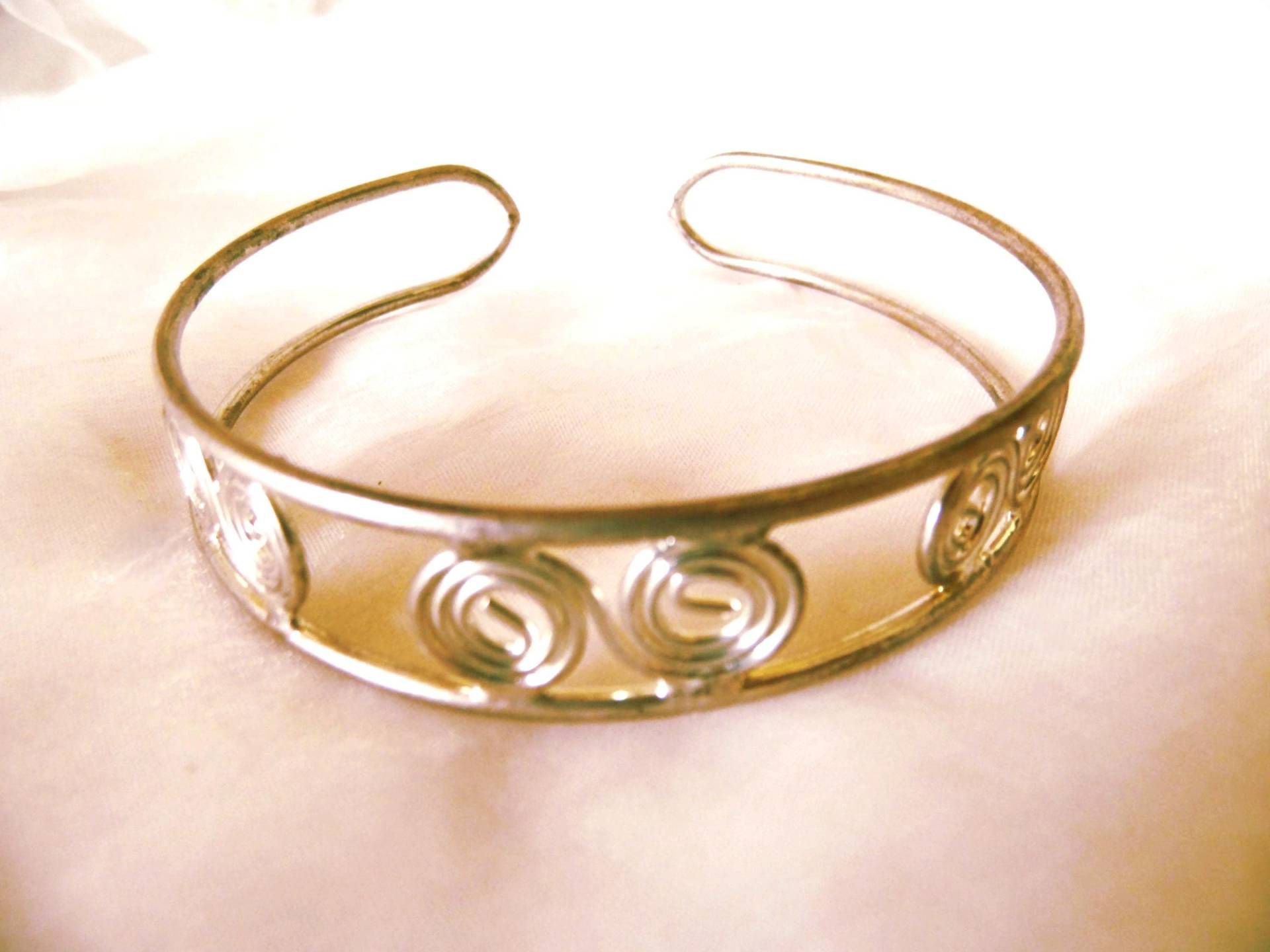 Silberfarbener Armreif Aus Stahldraht Mit Unendlichkeitssymbolen 80Er Jahre, Zarter Armreif/Oberarmreif, Geschenk Frauen, Art 4326619335 Silberfarbener Armreif Aus Stahldraht Mit Unendlichkeitssymbolen 80Er Jahre, Zarter Armreif/Oberarmreif, Geschenk Frauen, Art 4326619335 von goldknoepfchen