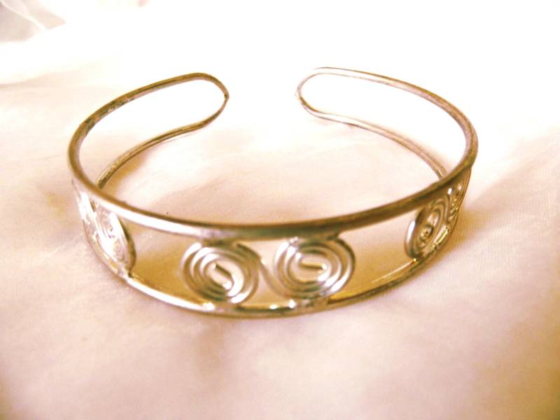 Silberfarbener Armreif Aus Stahldraht Mit Unendlichkeitssymbolen 80Er Jahre, Zarter Armreif/Oberarmreif, Geschenk Frauen, Art 4326619335 Silberfarbener Armreif Aus Stahldraht Mit Unendlichkeitssymbolen 80Er Jahre, Zarter Armreif/Oberarmreif, Geschenk Frauen, Art 4326619335 von goldknoepfchen
