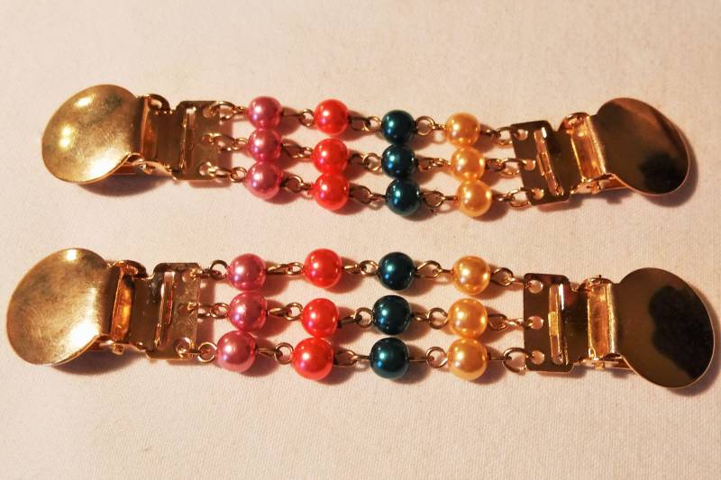 Süßer Goldener Blusenraffer Bunte Perlen Mit Runden Clip Der 70Er Jahre, Als Jackenverschluß Verwendbar, Geschenk Für Frauen, Art 627191317 Süßer Goldener Blusenraffer Bunte Perlen Mit Runden Clip Der 70Er Jahre, Als Jackenverschluß Verwendbar, Geschenk Für Frauen, Art 627191317 von goldknoepfchen