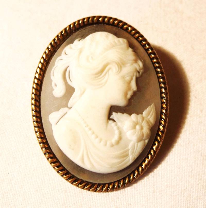 Tuchclip, Dressclip Mit Cabachon Gemme Hell Oder Dunkel, Accessoires 70Er Jahre, Schalclip, Stoffclip, Kamee Als Dressclip, Art 613353390 von goldknoepfchen