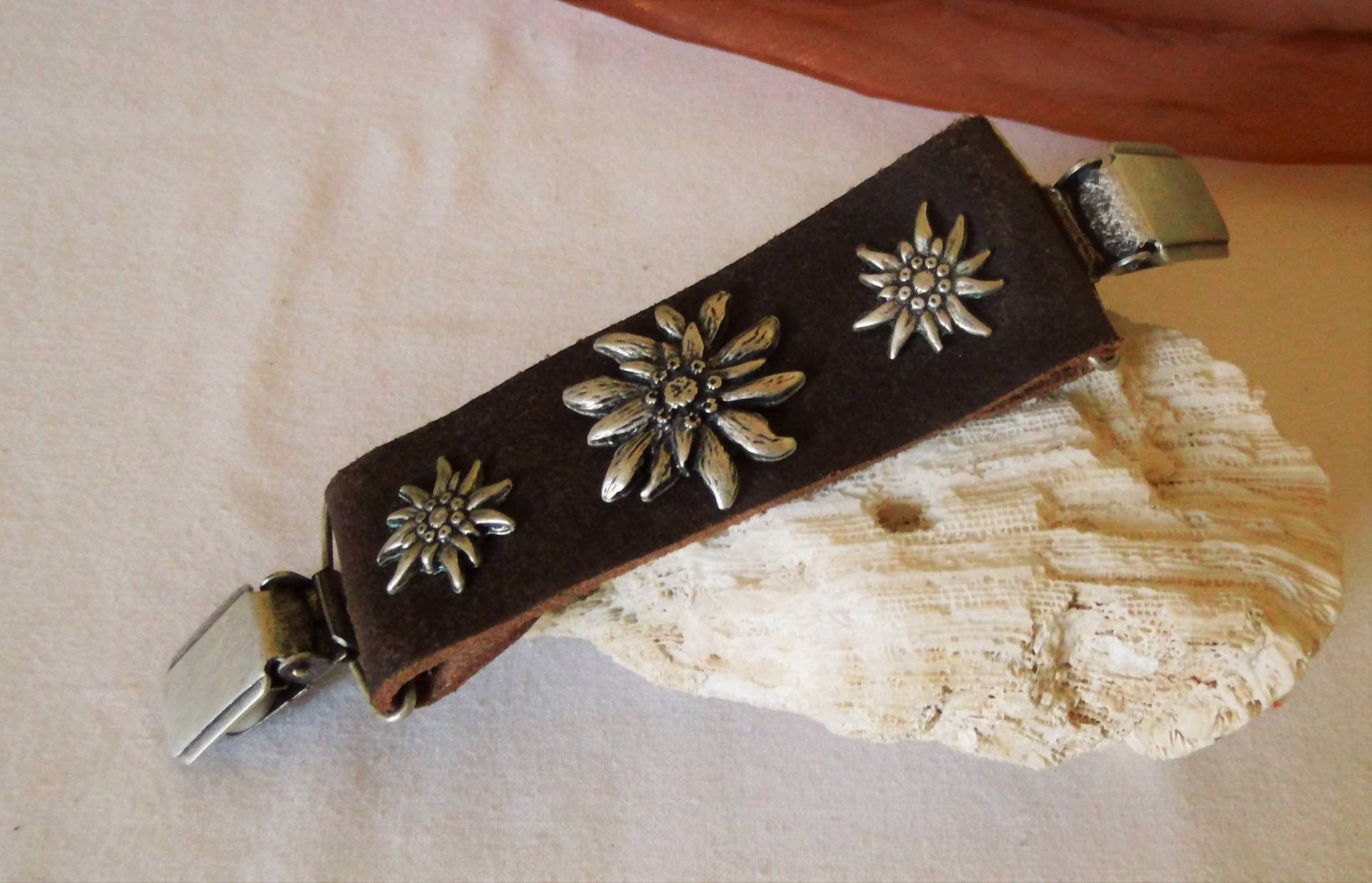 Uni Lederraffer Für Trachtenhemden Mit Drei Edelweißblüten, Lederhosenraffer Aus Den 70Er Jahren, Geschenk Unisex, Art 627192197 Uni Lederraffer Für Trachtenhemden Mit Drei Edelweißblüten, Lederhosenraffer Aus Den 70Er Jahren, Geschenk Unisex, Art 627192197 von goldknoepfchen