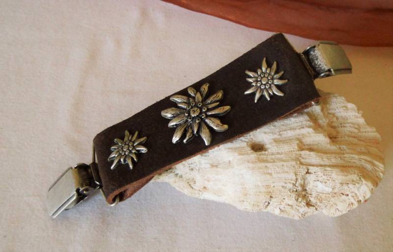 Uni Lederraffer Für Trachtenhemden Mit Drei Edelweißblüten, Lederhosenraffer Aus Den 70Er Jahren, Geschenk Unisex, Art 627192197 Uni Lederraffer Für Trachtenhemden Mit Drei Edelweißblüten, Lederhosenraffer Aus Den 70Er Jahren, Geschenk Unisex, Art 627192197 von goldknoepfchen