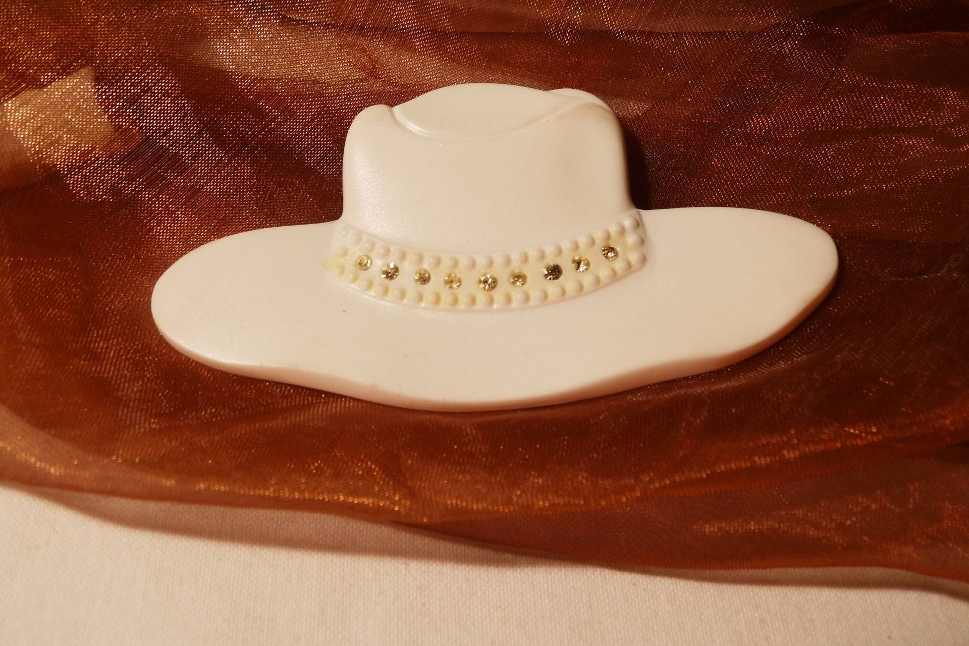 Weißer Hut Origineller Flotter Plastikanstecker Der 80Er Als Geschenk Unisex Für Tücher Taschen, Art 627190503 von goldknoepfchen