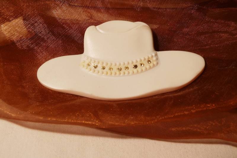 Weißer Hut Origineller Flotter Plastikanstecker Der 80Er Als Geschenk Unisex Für Tücher Taschen, Art 627190503 von goldknoepfchen