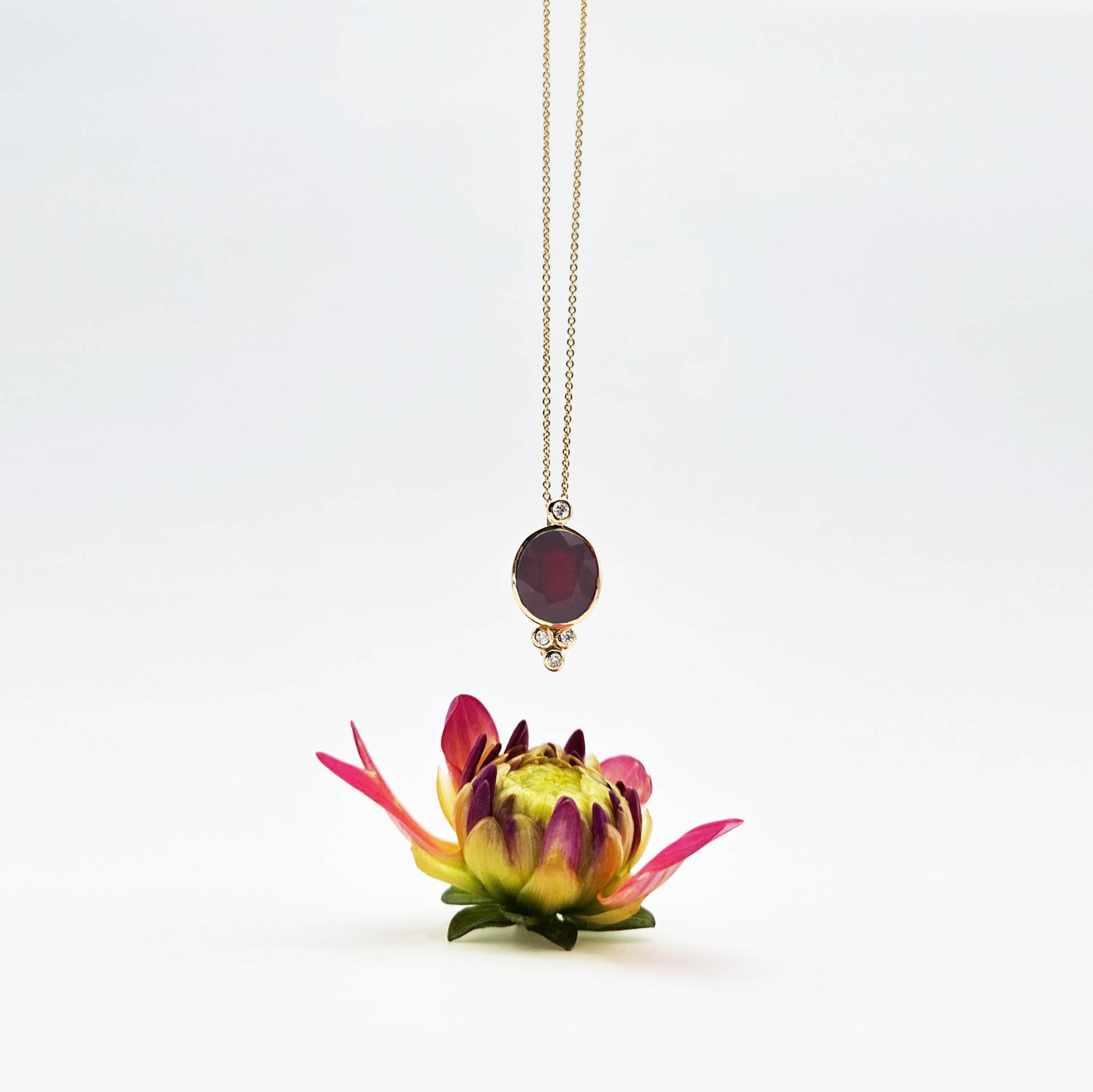Anhänger Mit Rubin & Diamanten Anhänger Mit Rubin & Diamanten von goldmondStuttgart