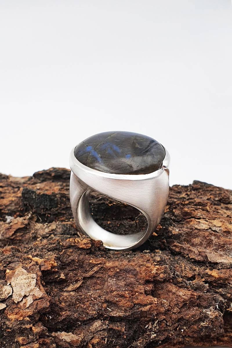 Ring Aus Silber Mit Großem Labradorit von goldmondStuttgart