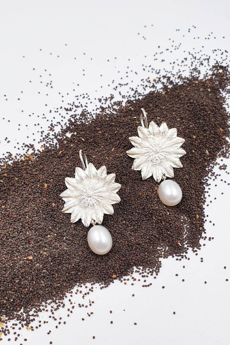 Silberohrhänger Mohnkapsel Mit Süßwasserperle von goldmondStuttgart