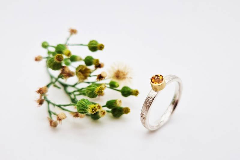 Silberring Mit Citrin in Goldfassung von goldmondStuttgart