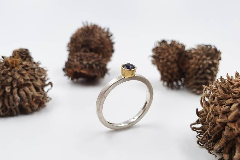Silberring Mit Granat in Goldfassung von goldmondStuttgart