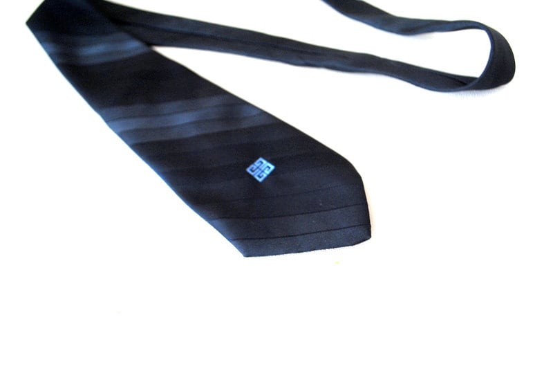 Luxuriöse Vintage 80Er Jahre Dunkelblaue Polyester Krawatte Mit Hellblauem Logo. Hergestellt Von Givenchy Luxuriöse Vintage 80Er Jahre Dunkelblaue Polyester Krawatte Mit Hellblauem Logo. Hergestellt Von Givenchy von goldnut