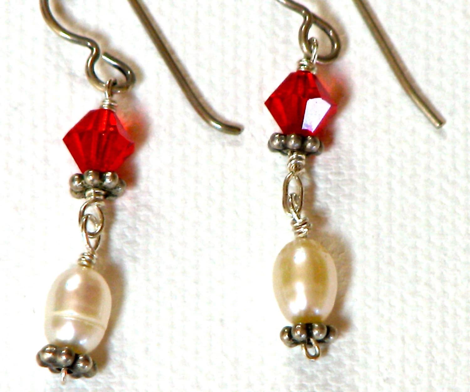 Roten Swarovski Crytal & Perlen Ohrringe von gollycool