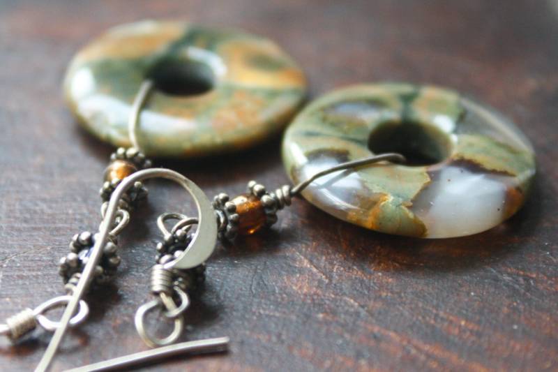 Wald Grüner Achat, Silber Und Granat Ohrringe von gollycool