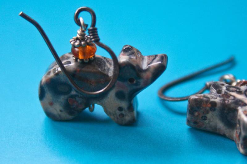 Whimsical Grau Achat-Elefant-Ohrringe von gollycool