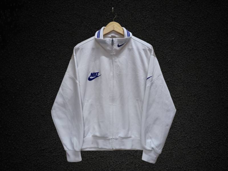 Nike Vintage Kleidung Gesticktes Blaues Logo All Over Weiße Farbe Voller Reißverschluss Langarm Xl Größe Fleecejacke von gomore