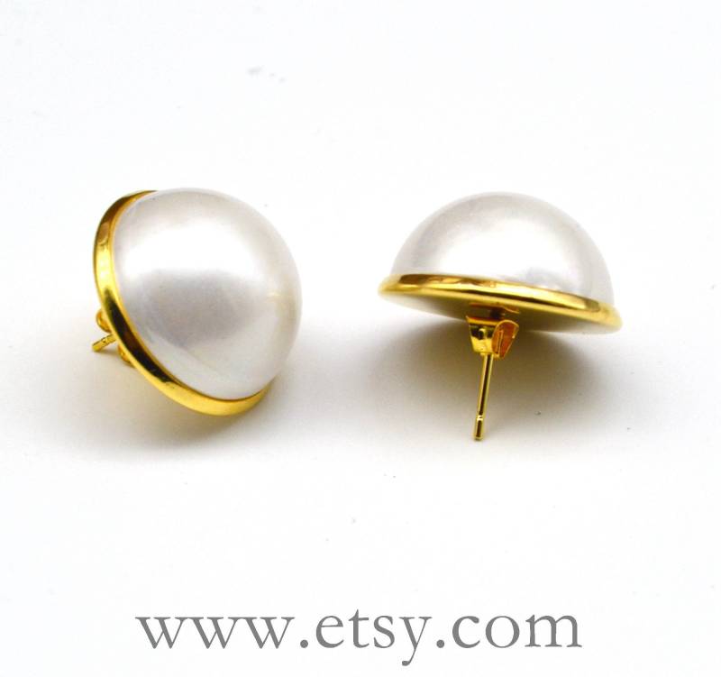 18mm Große Weiße Perle Mit Gold Post Ohrringe, Halbe Kuppel Geringes Gewicht Kunststoffe Ohrringe von goodglasspearl