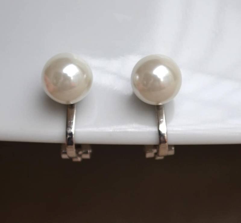 Ohrclips-Runde Perlenohrringe, Ohrstecker Elfenbeinperlenohrring, Weiße Hochzeitsohrringe, Brautjungfernohrringe von goodglasspearl