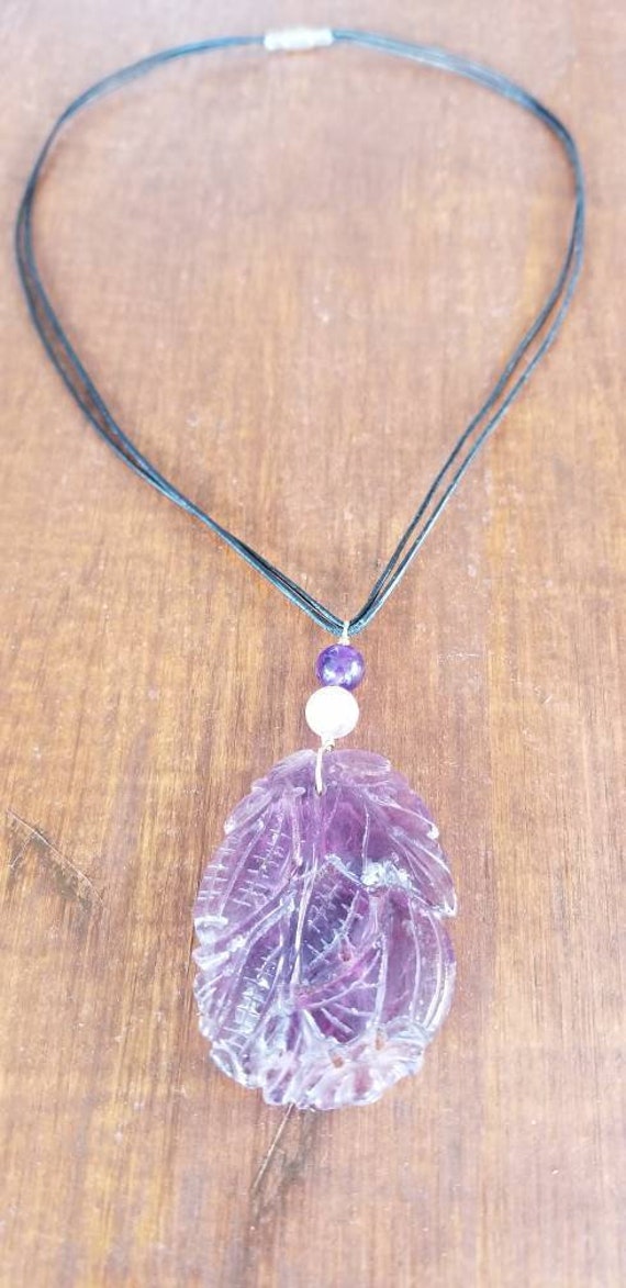 Alte Große Geschnitzte Amethyst Halskette Leder, Lila Quarz, Quarzhalskette, Schmuck, Stein von goodkarmanyc