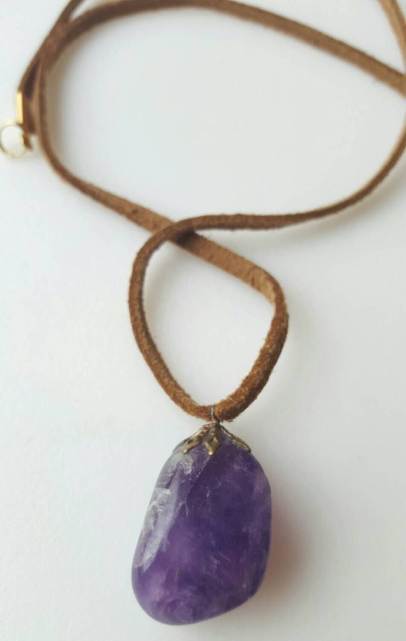 Amethyst Anhänger Braun Wildleder Halskette, Lila Schmuck, Quarz, Quarz Collier, Stein, Heilung Schmuck von goodkarmanyc