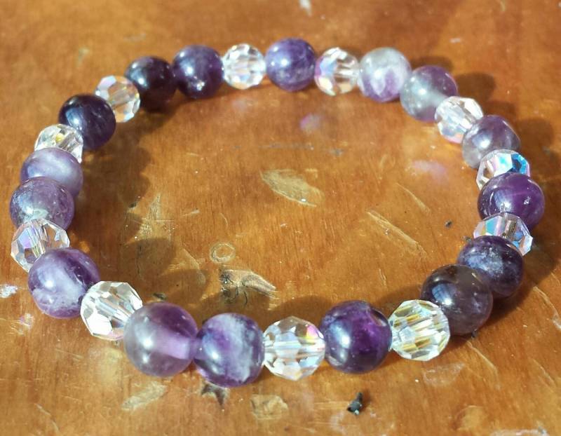 Amethyst Und Swarovski-Kristall Stretch Armband, Lila Quarzkristall Heilung Lila, Kristall, Quarz Armband von goodkarmanyc