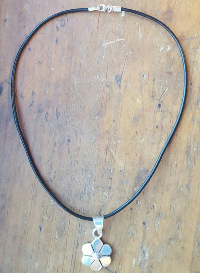Blume Anhänger Sterling Silber Und Schwarzes Leder Halsband, Halskette, Einfachen Schwarzen Schmuck von goodkarmanyc