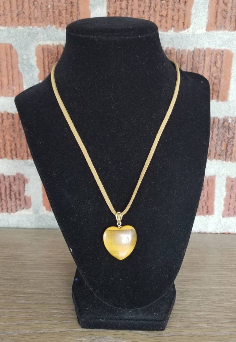 Braunem Wildleder Und Tigerauge Herz Halskette, Lederschmuck, Schmuck, Tiger Eye Meditation, Magnetverschluss von goodkarmanyc