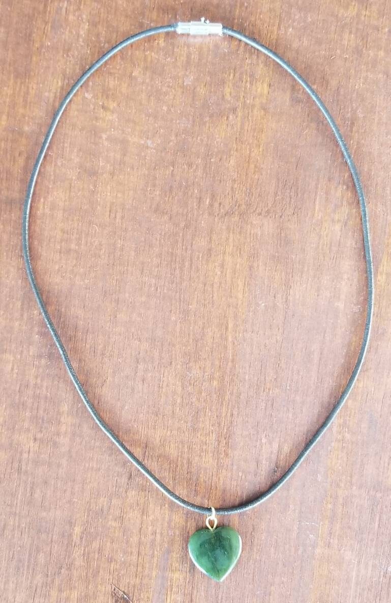 Dünnes Leder Dunkel Grüne Jade Herzhalskette, Halskette Meditation, Traum von goodkarmanyc