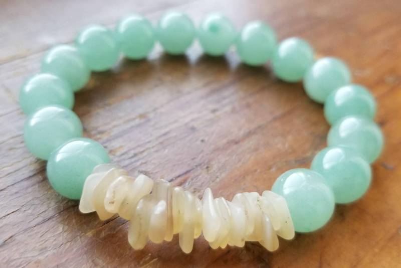 Grüne Jade Perlmutt Perle Heishi Stretch Armband, Grüne Jade, Schmuck, Strand-Armband von goodkarmanyc