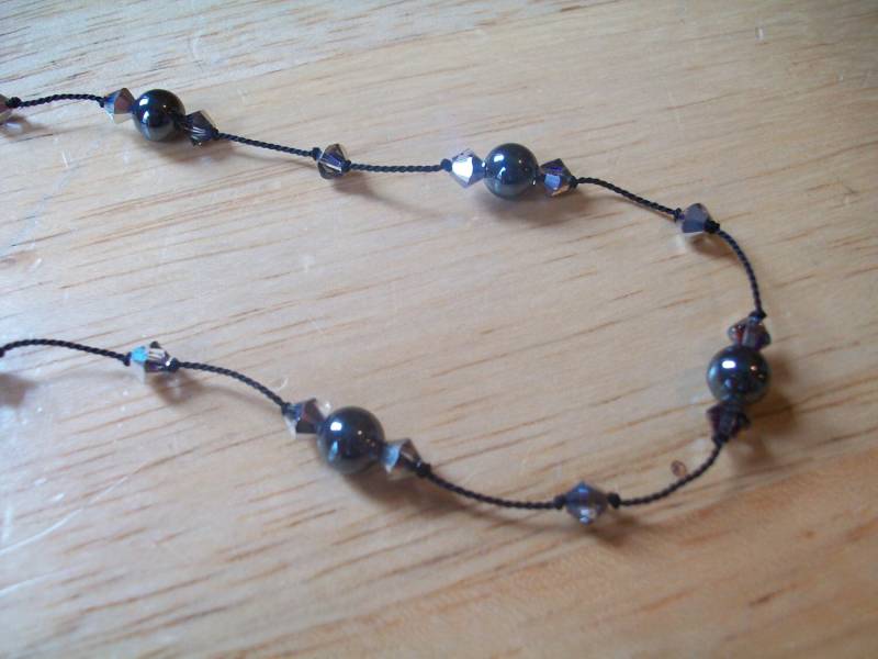 Hämatit Und Swarovski Kristall Halskette, Tin Cup, Verknotet, Schwarze Schwimmende Perlen Schmuck, Schmuck von goodkarmanyc