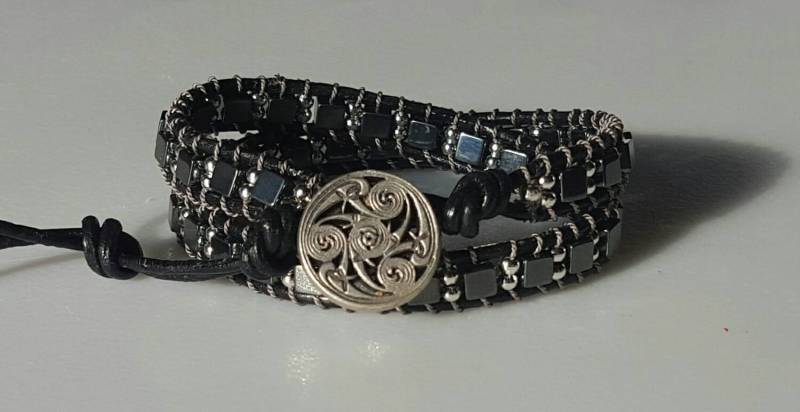 Hämatit Würfel Und Silber Leder Wrap Armband Energie-Armband, Boho-Wrap, Meditation-Armband, Schmuck von goodkarmanyc