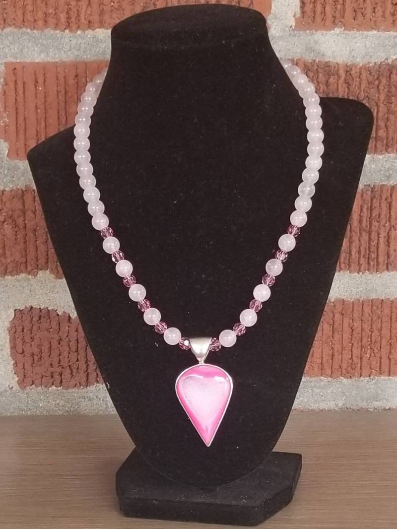 Heiße Rosa Silber Teardrop Druzy Swarovski Kristall Rosenquarz Halskette, Anhänger von goodkarmanyc