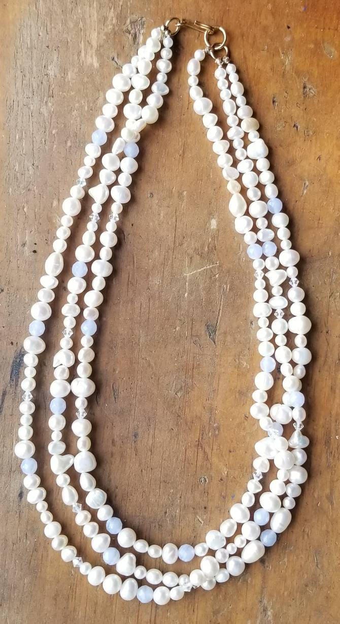 Jahrgang Drei Strang Süßwasser Perle Swarovski Kristall Chalcedon, Geschichteten Weißen Perlen, Halskette, Halskette von goodkarmanyc